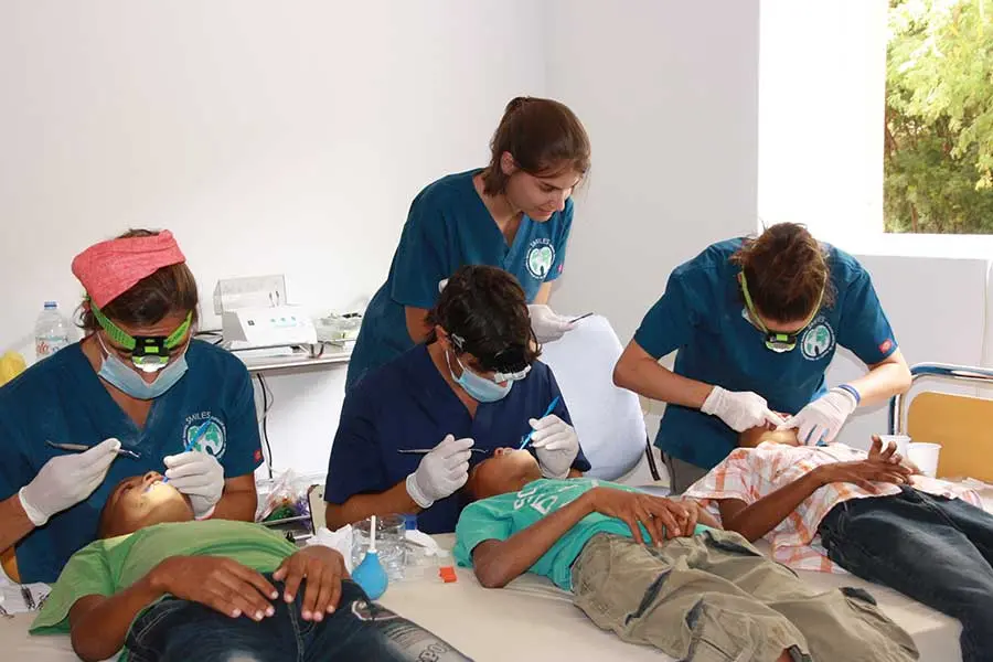 Dr. Heinz-Oliver Siebelist, Gründer der SMILES NGO. Freiwillige Mitarbeiter der SMILES NGO, die Patienten kieferorthopädisch und zahnärztlich behandeln.